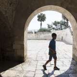 Pi� avanti invece ci affacciamo sul cortile detto U' scaffuat, utilizzato dai bambini di Bari vecchia come mini-stadio per giocare a pallone. Troviamo uno di questi piccoli sotto un arco: con le scarpe da ginnastica ai piedi � pronto per iniziare un infuocato match